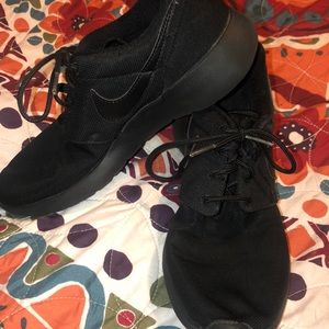 Girl’s Nike sneakers 5 youth